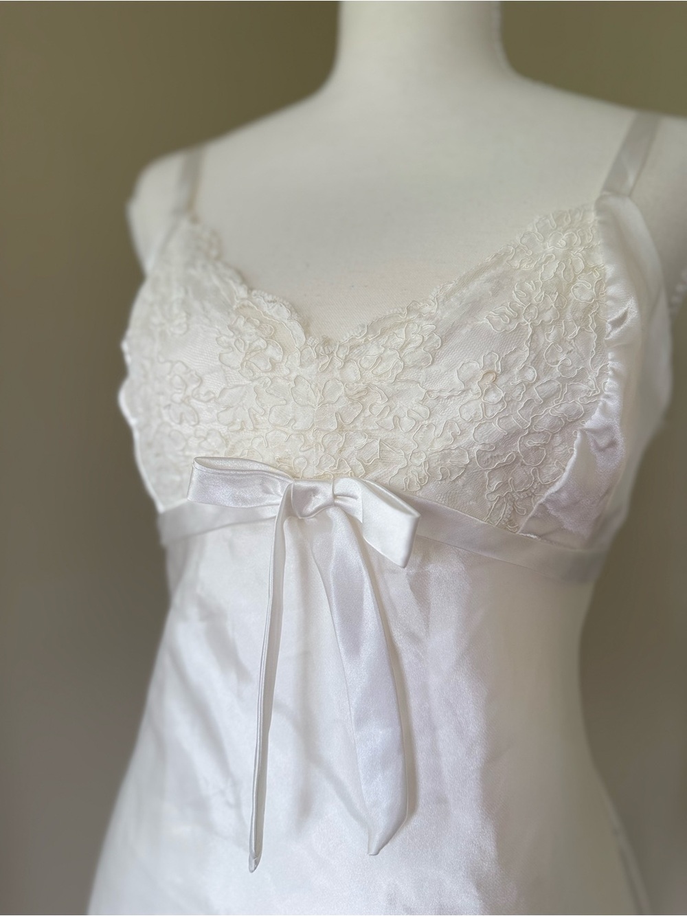 Bridal Lace Chemise 🤍 Jones New York White Lace-Trim Satin Slip Bow Wedding PJs - Picture 6 of 10